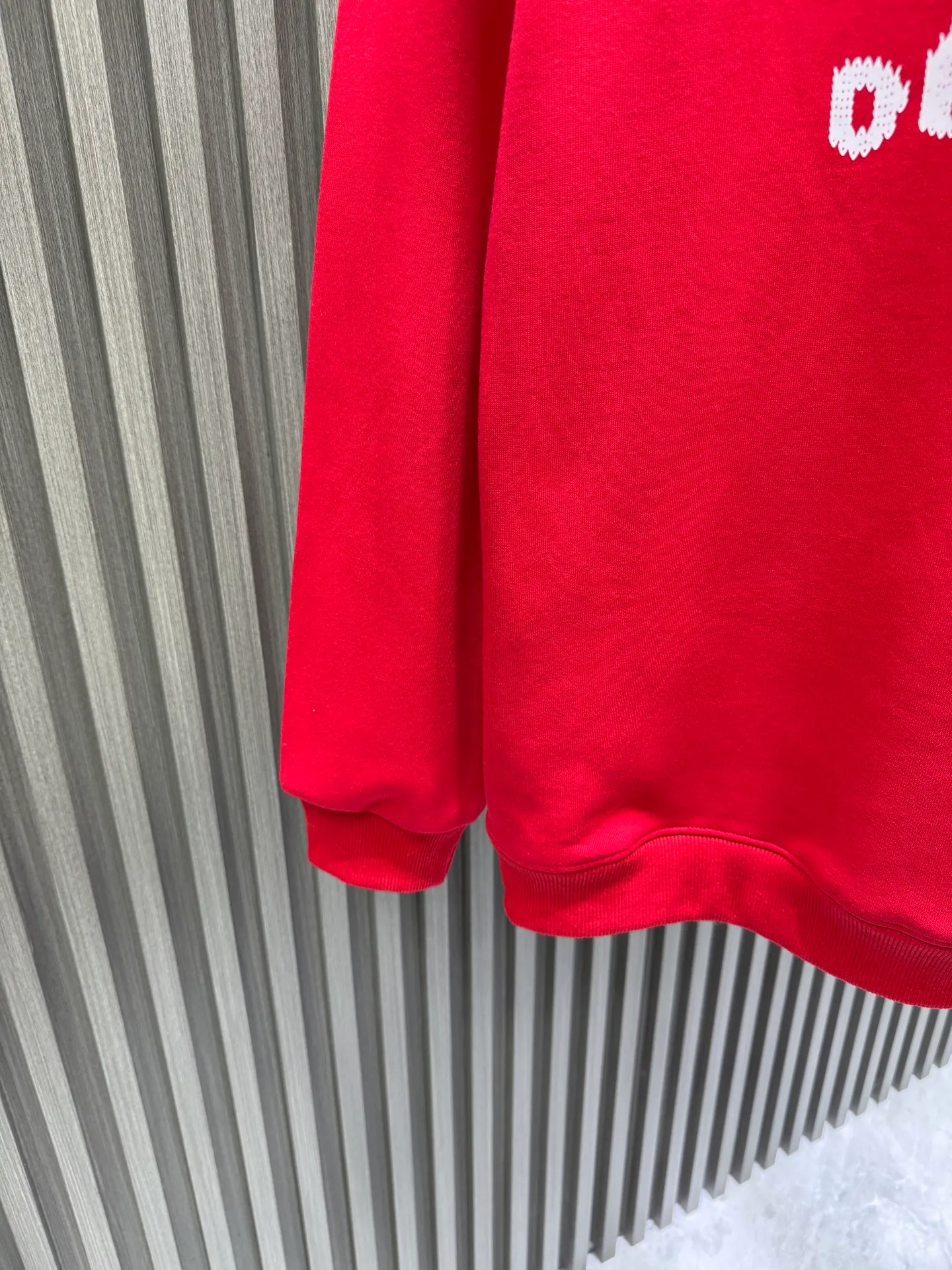 🅿️250 🀄️ Louis Vuitton Louis Vuitton 2025 Autumn and Winter 🆕Vu*tt*n Marque L printed identification pullover sweatshirt 400g pure cotton ➕ silver fox velvet Made of soft cotton fabric, comfortable and breathable "MARQUE L.VUITTON DEPOSEE" printing on the front, simple and elegant, full of brand sense, loose round neck design It's OK to wear alone or layered in spring and autumn. The gray color is versatile and very fashionable when paired or matched. It belongs to the V SS26 series. It is practical and has a sense of design. It is a must-have item for luxury casual wear. A new concept that breaks out of the cocoon. Streamlined fashion. Luxurious quality achieves the status of high fashion.